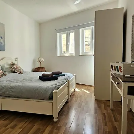 Sea Front Three Bedroom Flat In A Prime Location 6s *