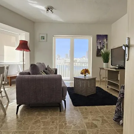 Sea Front Three Bedroom Flat In A Prime Location 6s *