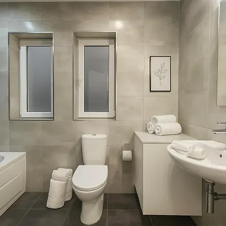 Sea Front Three Bedroom Flat In A Prime Location 6s *